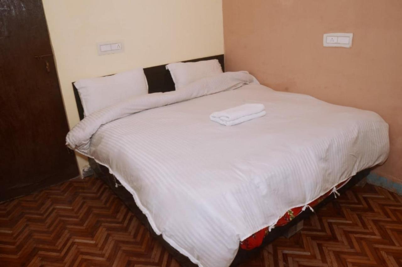 מיראט Spot On Hotel Abhinandan מראה חיצוני תמונה