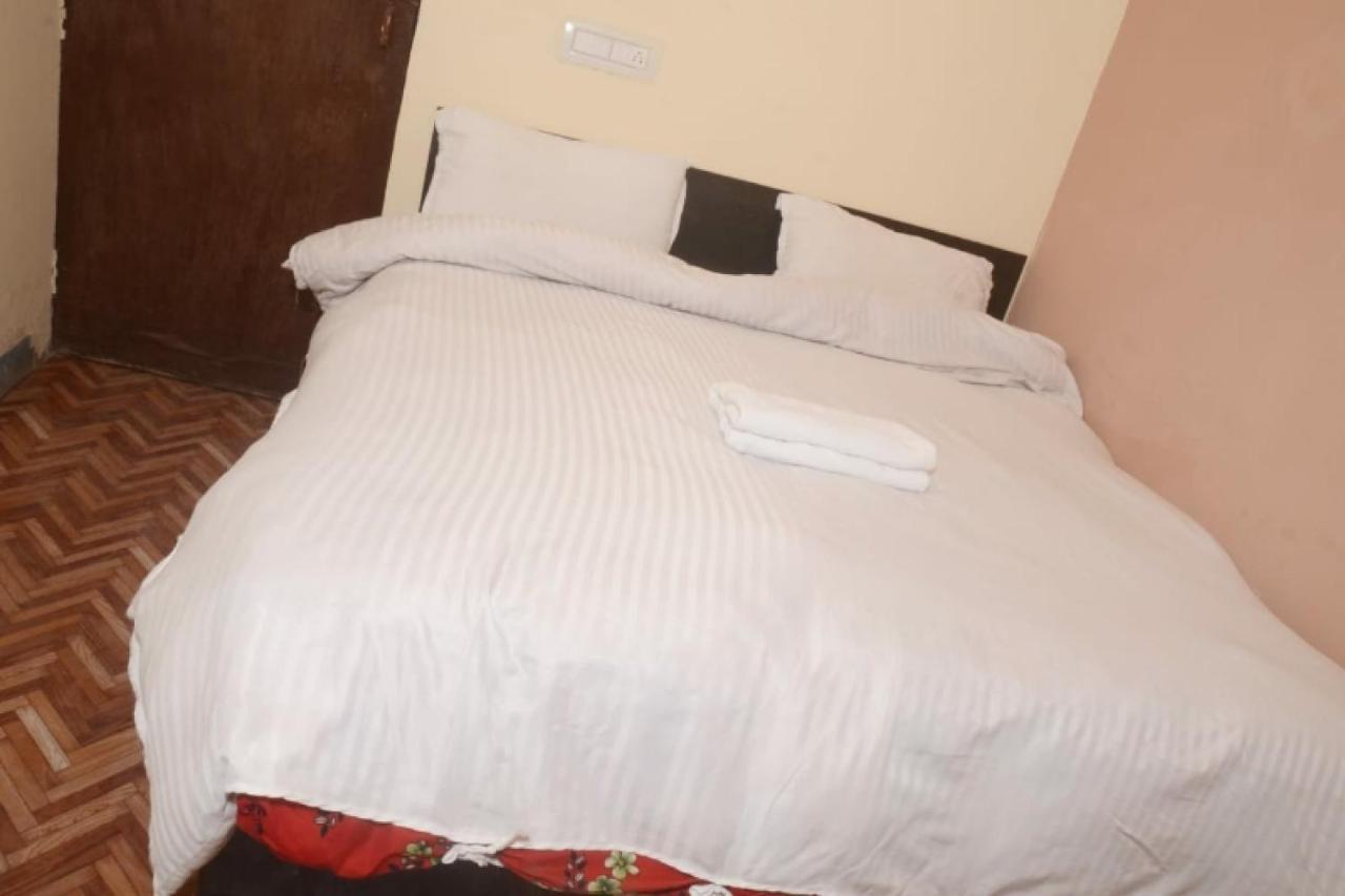 מיראט Spot On Hotel Abhinandan מראה חיצוני תמונה