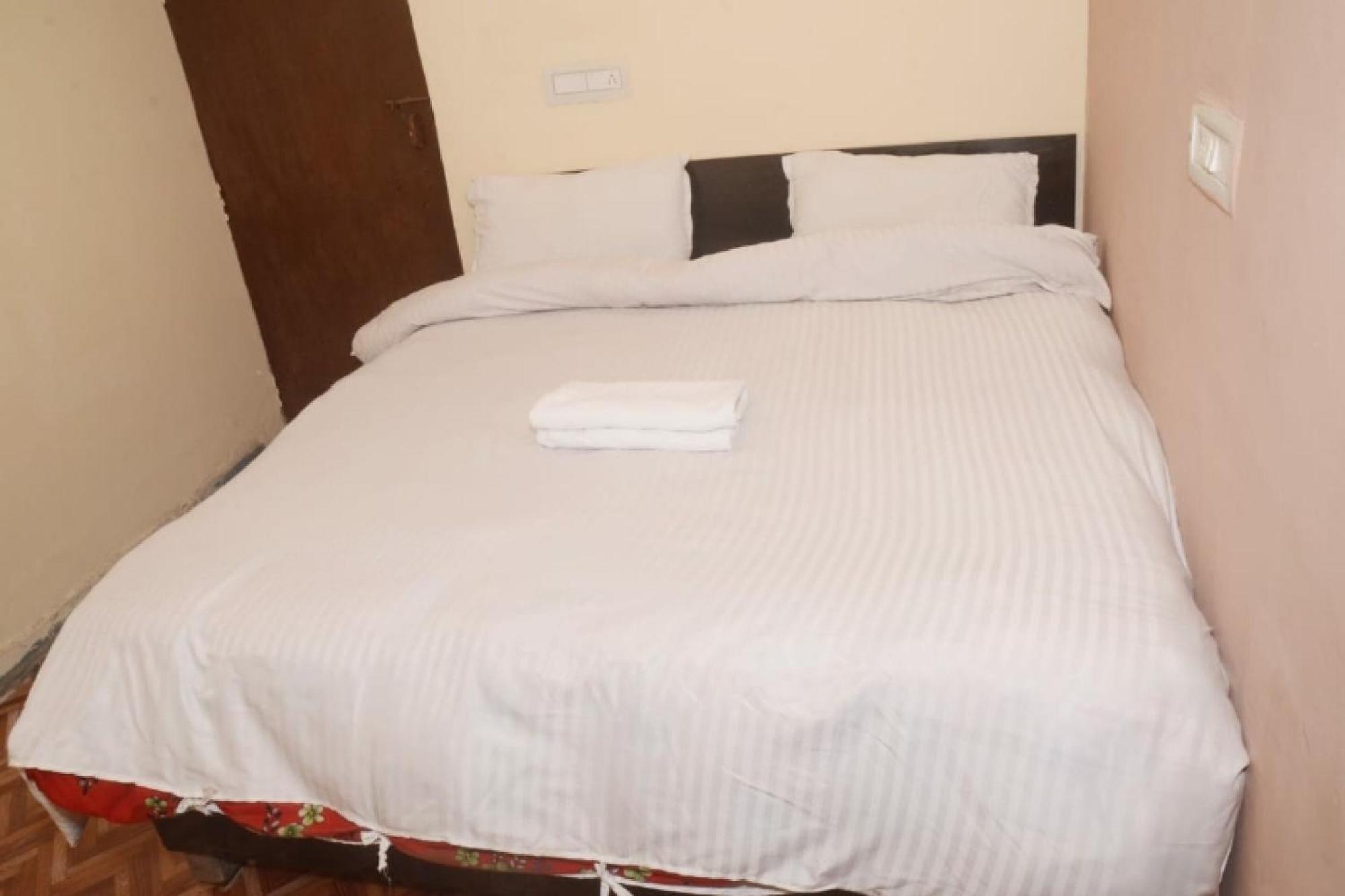 מיראט Spot On Hotel Abhinandan מראה חיצוני תמונה