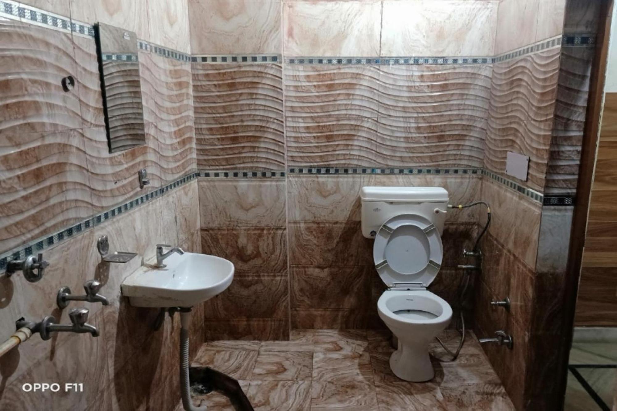 מיראט Spot On Hotel Abhinandan מראה חיצוני תמונה